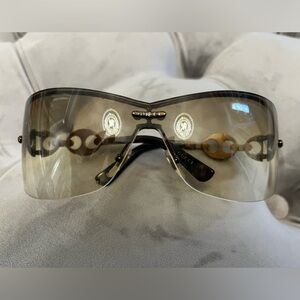 Tan brown Gucci frame classics delicately worn.